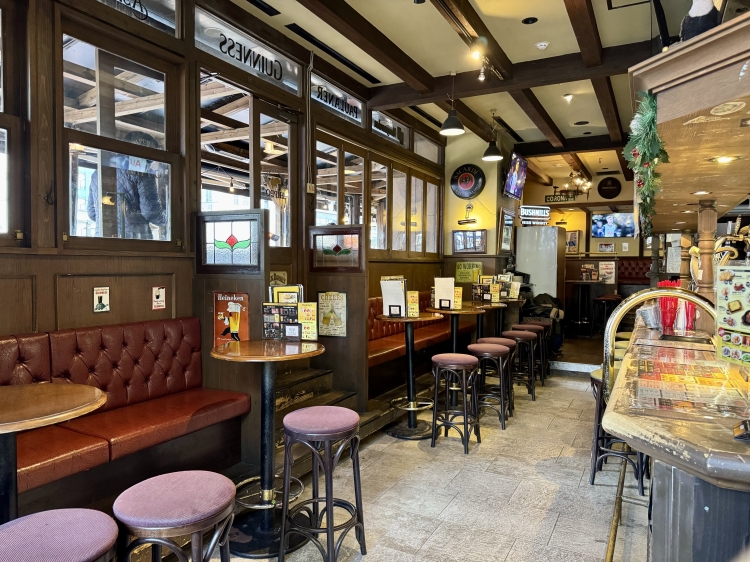 The interior of the store exudes a British atmosphere.