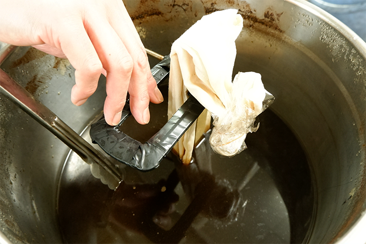Immersing the fabric in the mordant helps the color to set. Also, by changing the type of metal used as the mordant, a variety of colors can be achieved.