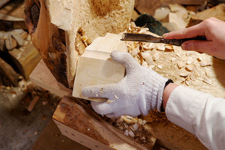 He carries several carving knives depending on the purpose.