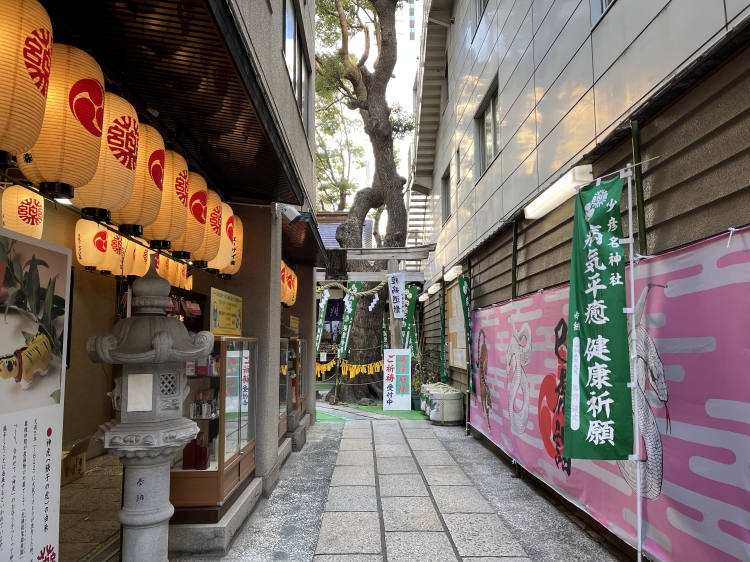 The aroma-filled approach to the shrine, donated by Ogawa Fragrance Co., Ltd.