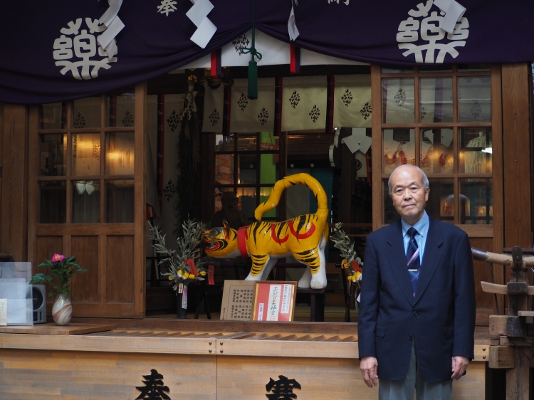 Mr. Fukazawa, who told us about the history of the shrine and the town