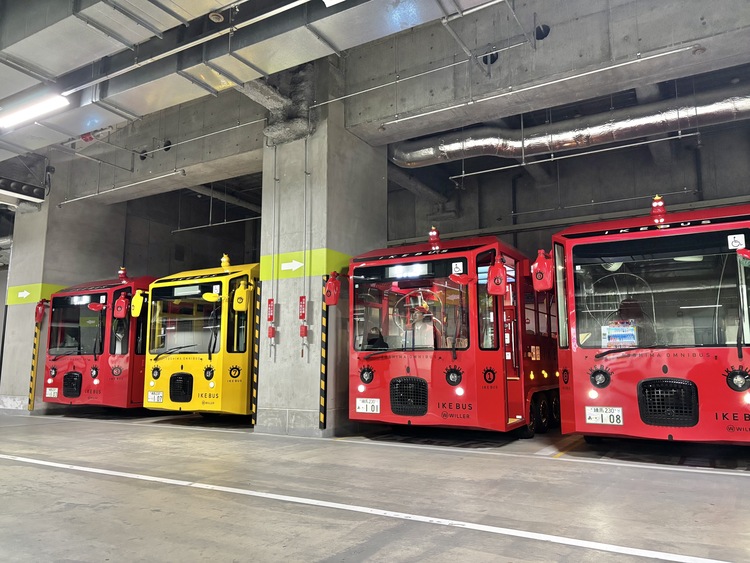 Only one of the 10 cars is yellow. It is said that if you ride in it, you will be happy.
