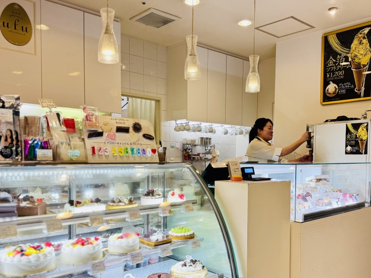 作業をされている現在の店長　江口令子（えぐちりょうこ）さん