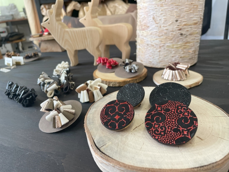 "KIROKU" is an Ainu patterned brooch made using the traditional craft technique "Inden".