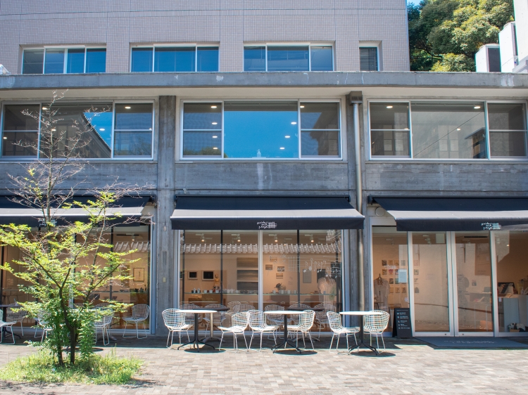 You can take a break on the outdoor terrace between viewing the artworks.