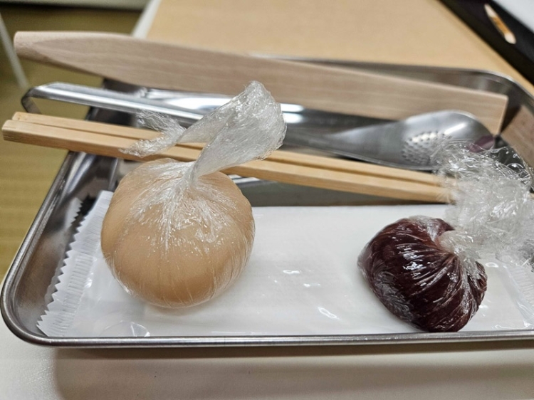 White bean paste made from white beans (left), smooth bean paste made from domestically grown red beans (right)