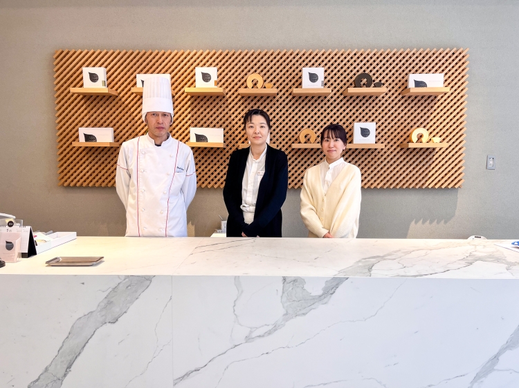 Production staff (left) Sales staff Yamamoto (center) Sales staff (right)