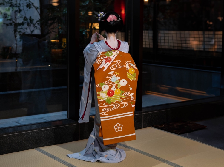 The "darari obi" symbolizes youth and elegance