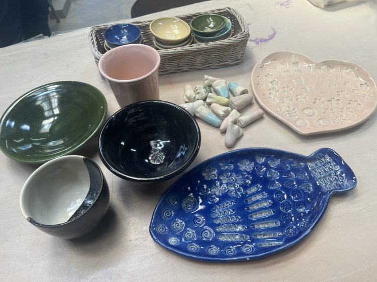 Samples of works that can be made during the pottery experience at "Yonezawa Studio"