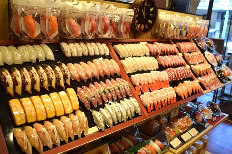 The most popular souvenir is the realistic nigiri sushi magnet.