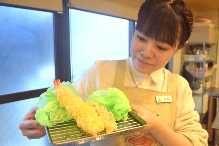 "The lettuce and tempura making experiences are very popular," says Sato.
