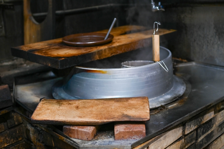 A kamado used to boil kishimen noodles and keep the broth warm