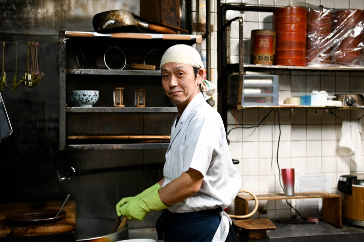 Ryoji Kito, the sixth-generation owner, cooks in front of the kiln that has been passed down through generations.