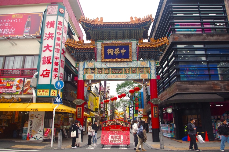 The shop is a 1-minute walk from Zenrinmon Gate, the symbol of Yokohama Chinatown