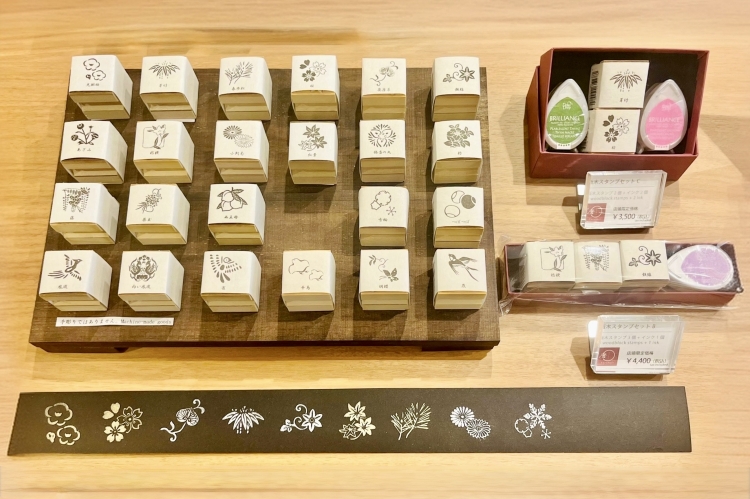 The "block stamp set" is a popular souvenir