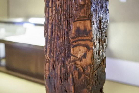 Sword marks on the pillars in the common room, made by the hot-blooded students in the course of their daily lives.