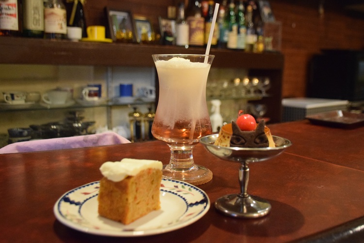 Enjoy the marriage of Western sweets and sake in a charming space with a Showa-era modern feel