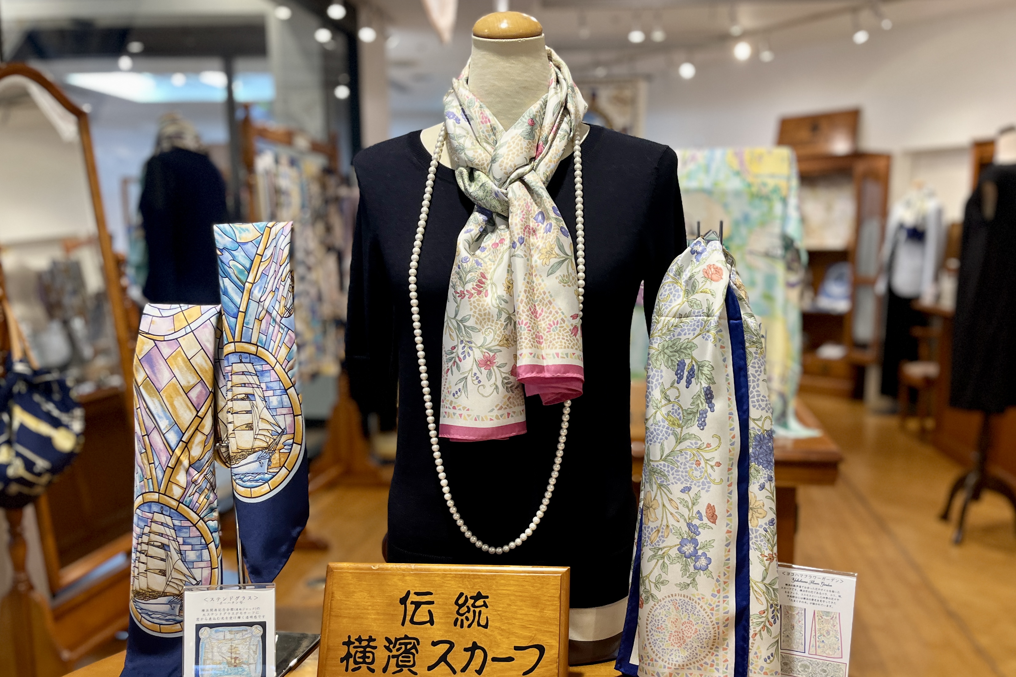 In the port city of Yokohama, honest craftsmanship continues. Discover your own unique scarf to add color to your daily life and travels.