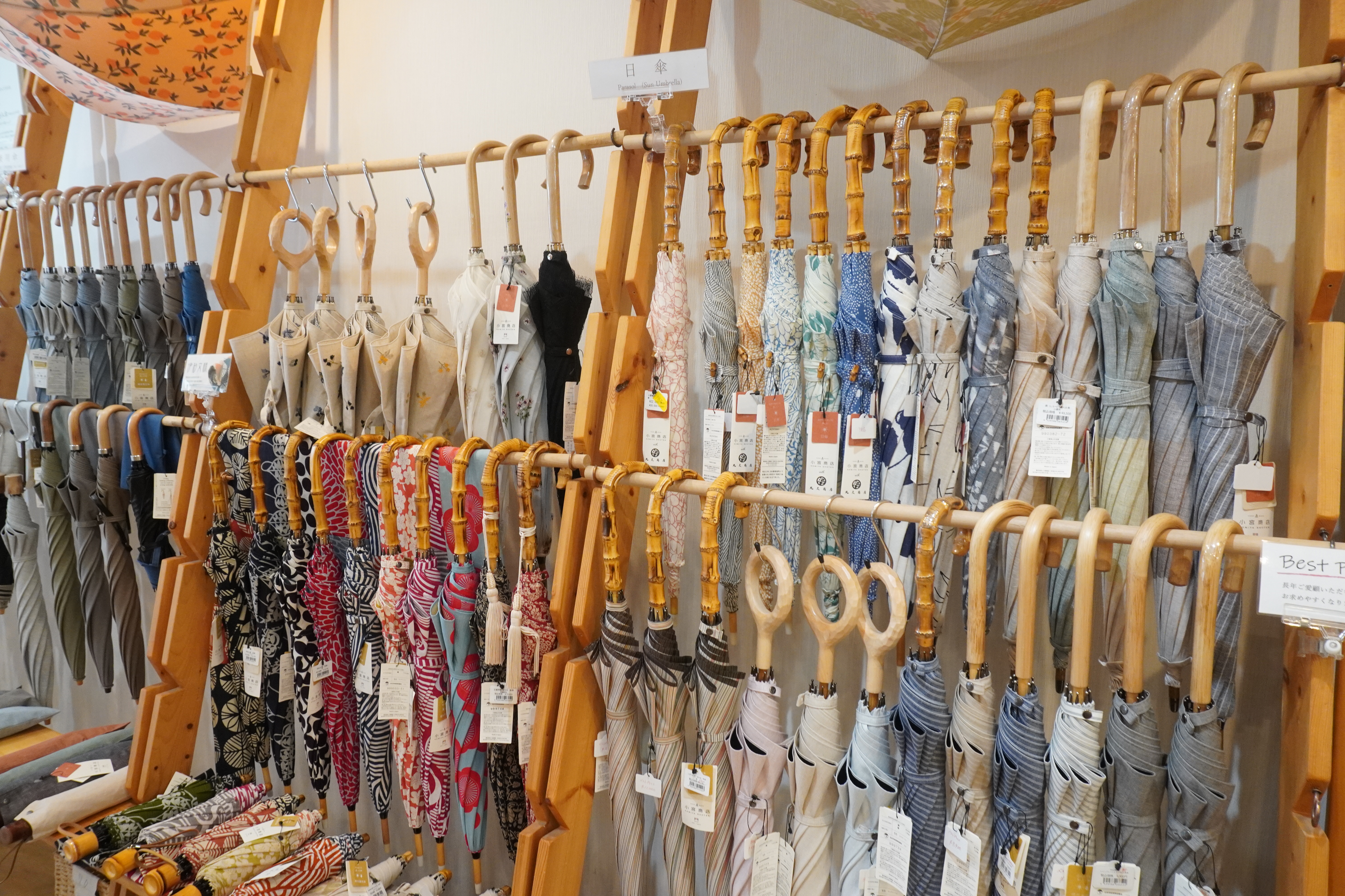 Traditional craftsmanship continues in Higashi-Nihonbashi. Komiya Shoten's umbrellas are crafted with a focus on both beauty and usability.