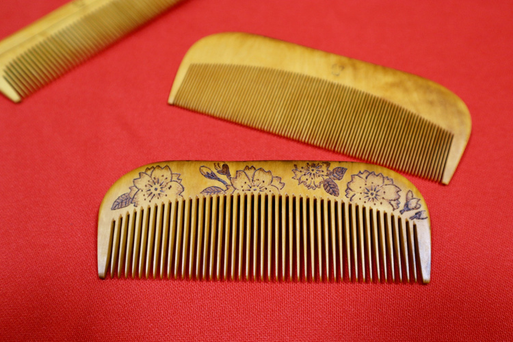 The boxwood combs of Nagoya have been passed down for over 120 years. The craftsmanship that ensures a smooth combing experience.