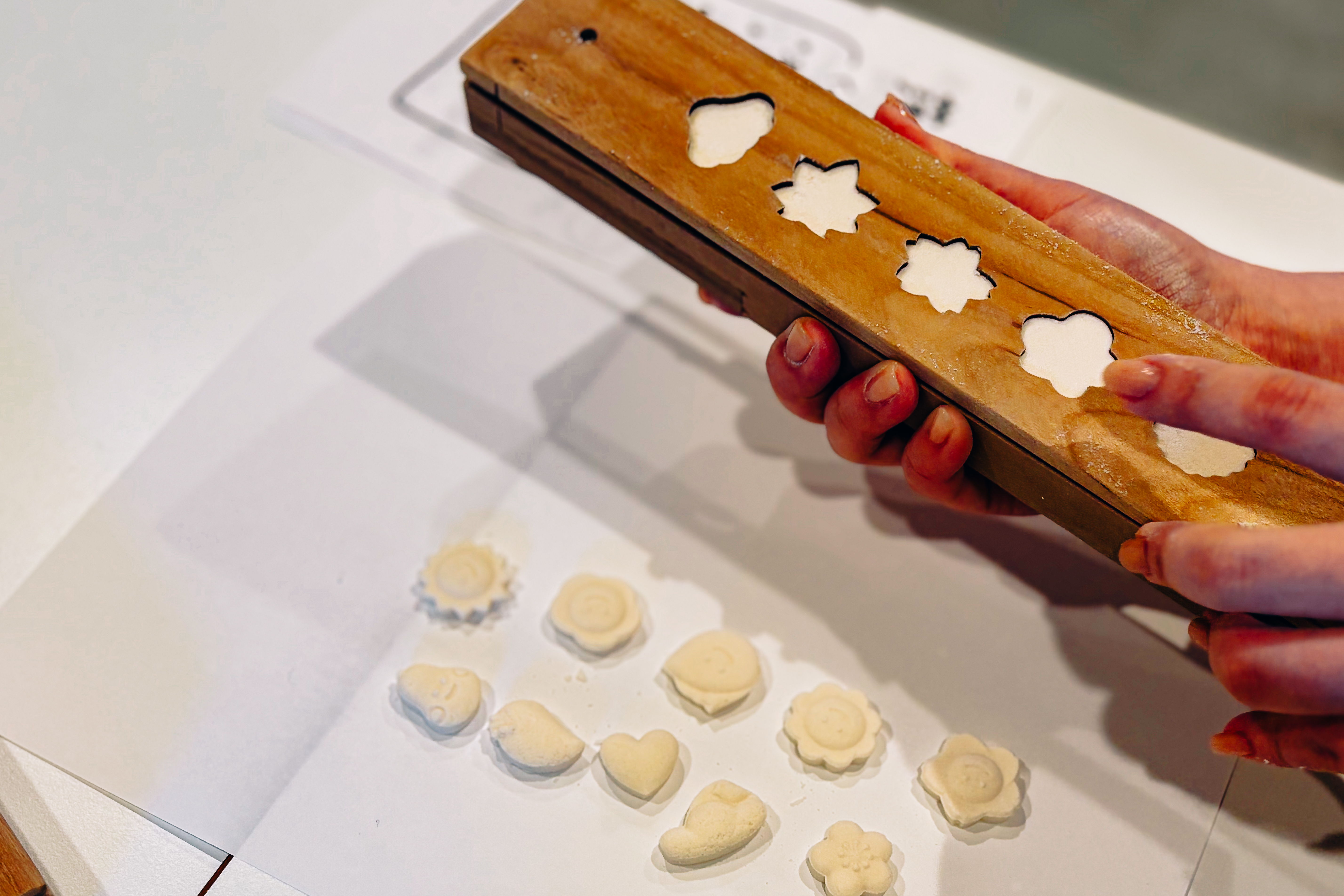 Experience making rakugan (a type of Japanese confectionery) at "UCHU wagashi," a shop that creates "modern" Japanese sweets.