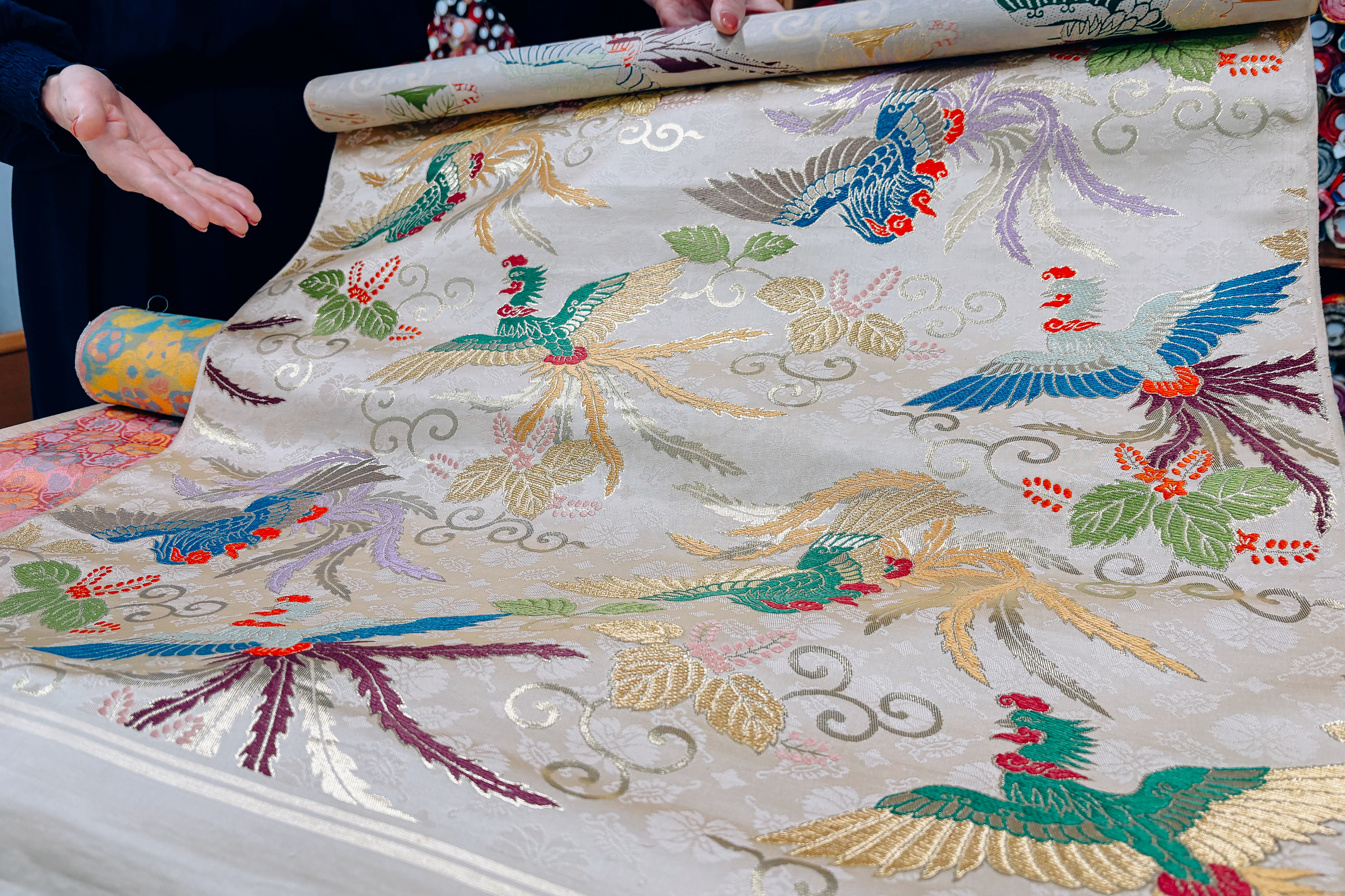 A silk weaving tradition passed down for over 270 years in Kyoto's Muromachi district. The beauty of gold brocade woven by "Homarekan Shoten".