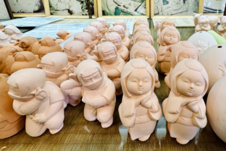 素焼き人形に命を吹き込む「博多人形会館 松月堂」の絵付け体験