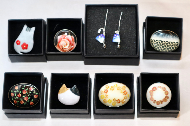 "Ota Cloisonné" conveys the brilliance created by the silver wire and glaze unique to cloisonné enamel.