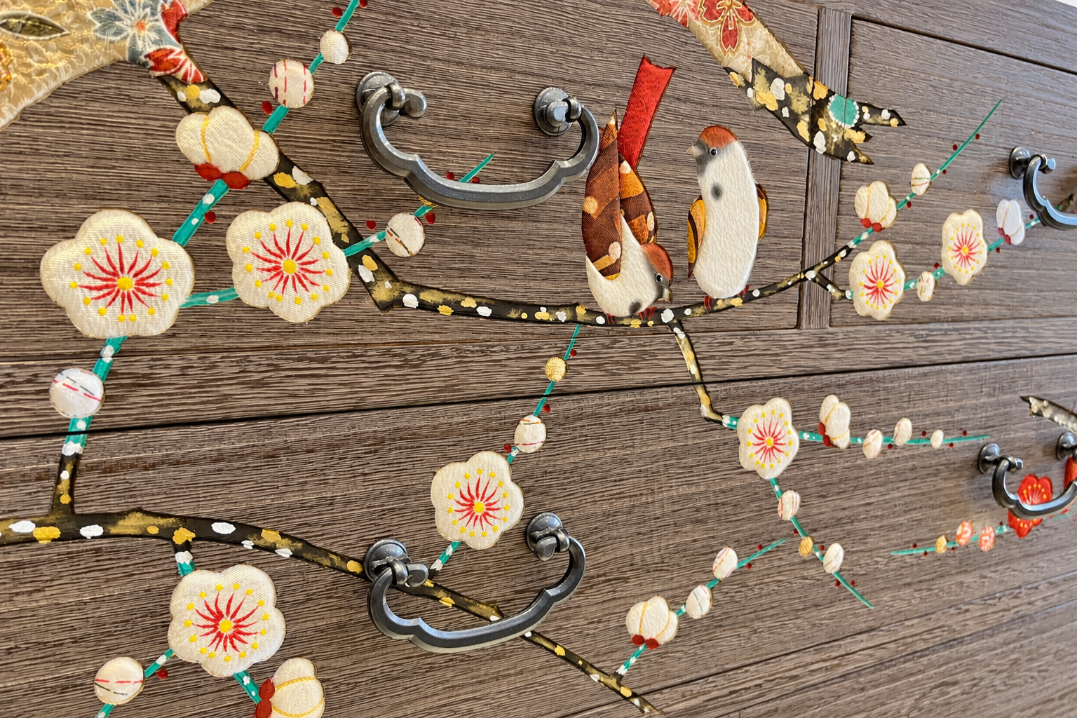Celebrating 150 years in business, this Asakusa-based paulownia wood craft specialist has developed a unique technique: "Kiri Mokumekomi Zaiku" (paulownia wood inlay work).