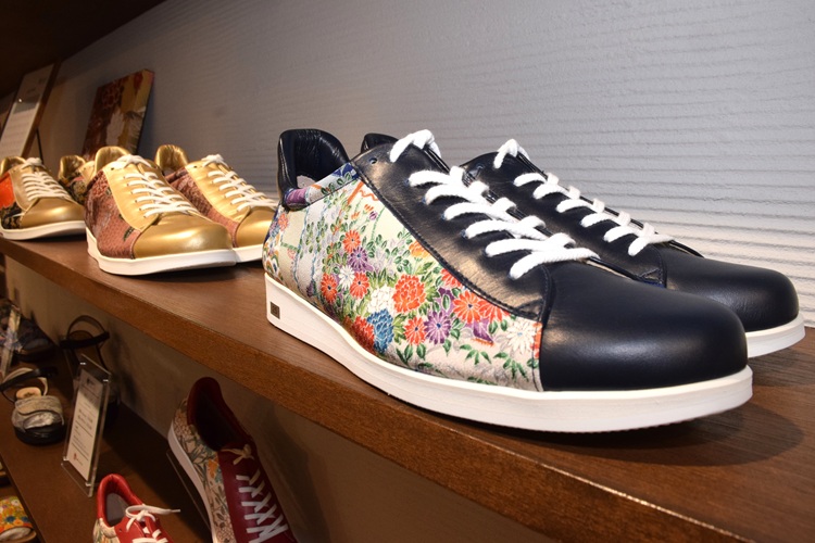 The impression changes depending on the kimono pattern and leather color