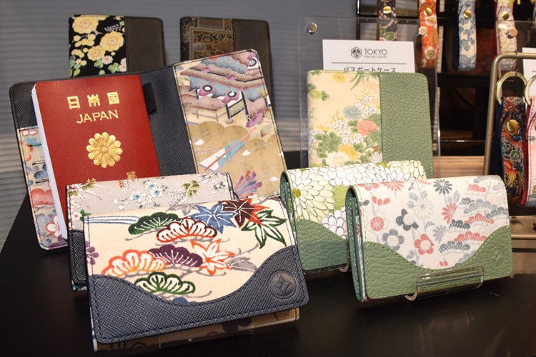 Kimono passport cases and other leather goods are popular among foreign tourists.