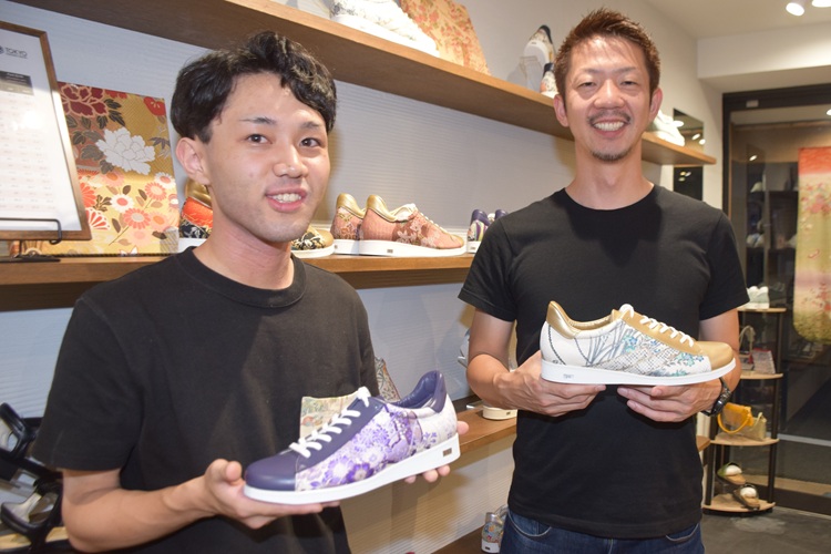 Manager Ryo Kobayashi (left) and Mr. Kawamura (right)