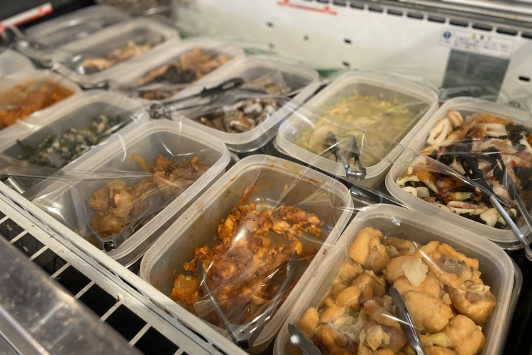 The restaurant offers a selection of side dishes such as "Seafood Nanbanzuke" and "Trout stewed in tomato sauce," all made with the restaurant's proud seafood.