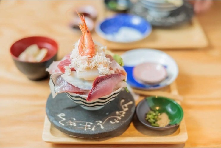 The toppings on the "Seafood Bowl" change depending on the day's supply.