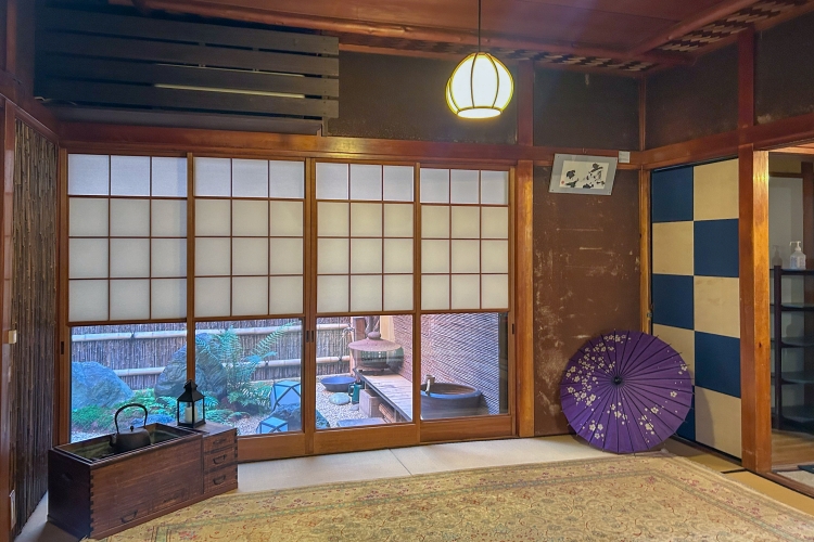 You can see the garden through the "Yukimi Shoji" screen.