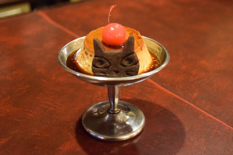 The traditional "Kuronekotei Pudding" with plenty of caramel