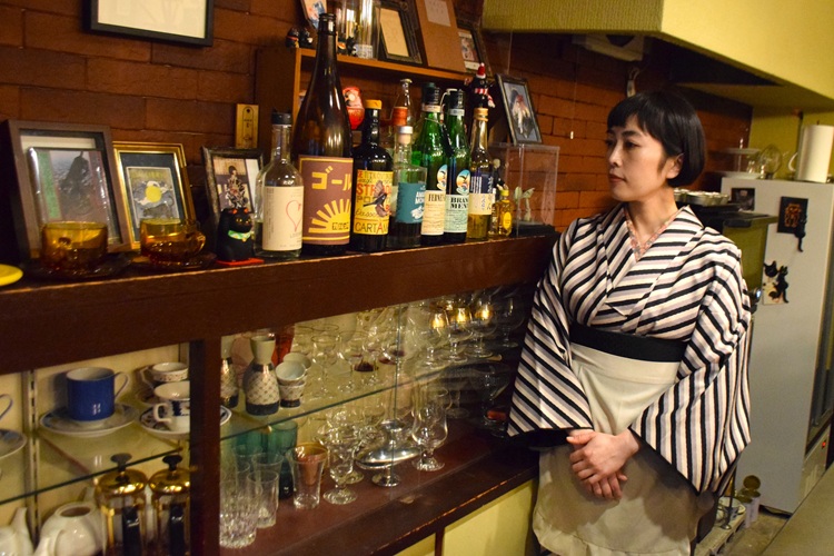 Utsugi talks about his feelings for his customers in front of a shelf displaying his favorite tableware and accessories.