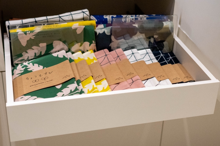 "Musubi" products that are wrapped in paper bands have instructions on the back for how to use them.