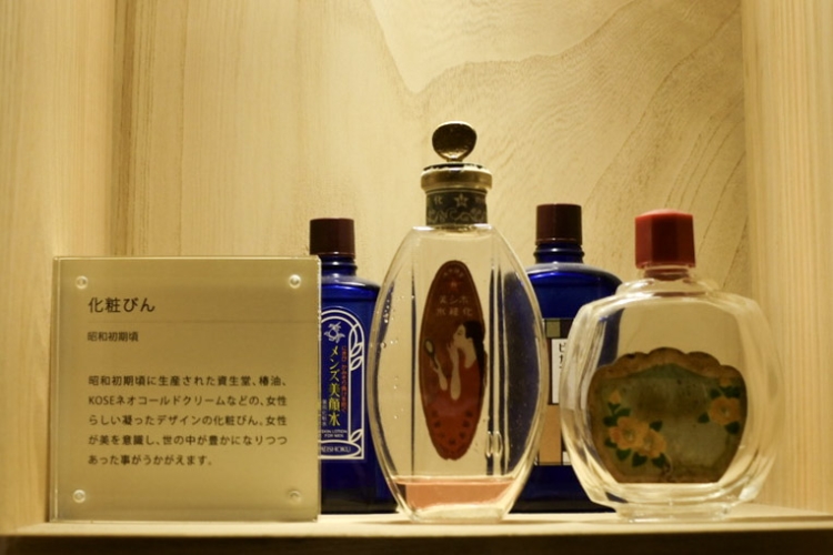 Glass bottles from the early Showa period are on display in the storehouse inside the store.