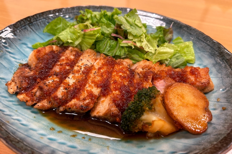 Choose from the lunch menu's meat dishes: "Hama Pork and Grilled Potherbs"
