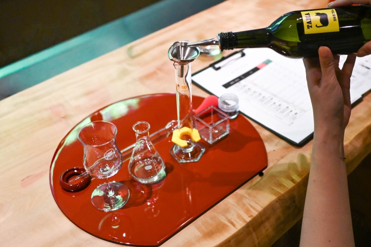 The process of blending 2 to 4 types of sake using beakers and graduated cylinders.