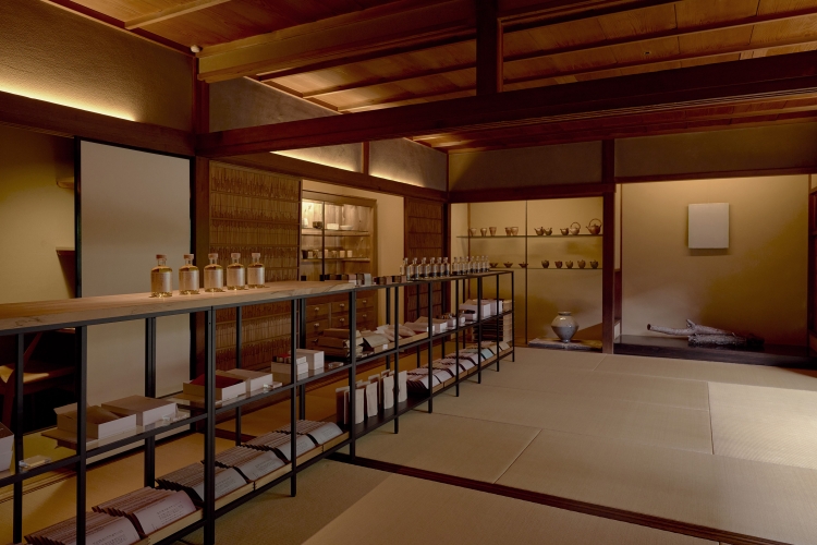 At the shop, you can purchase tea utensils such as teapots and yuzamashi teapots. Photograph by Yusuke Nishibe