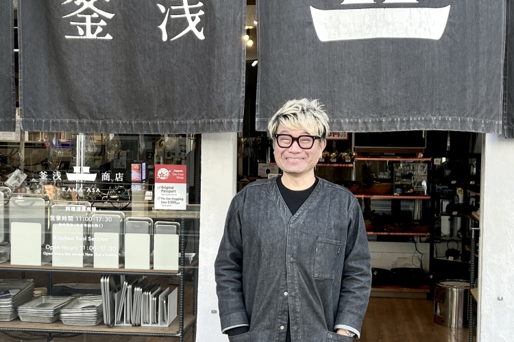 Kumazawa, the fourth-generation owner of "Kamaasa Shoten," is pushing forward with reforms for the next generation while preserving the long-established business's reputation.