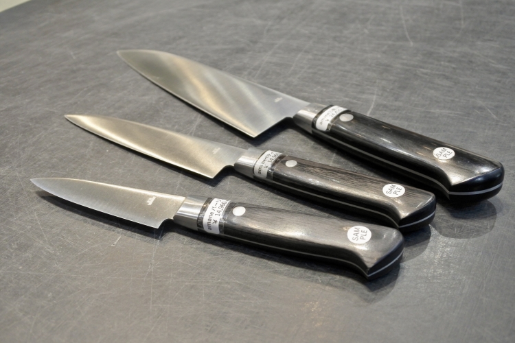 An original kitchen knife from "Kamaasa Shoten." The design is meticulously crafted, paying attention to even the smallest details, such as the shape of the handle.