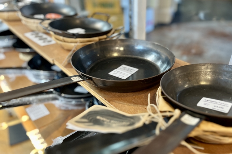 These cast iron frying pans are sold without being varnished, making them a popular, long-selling product among general consumers.