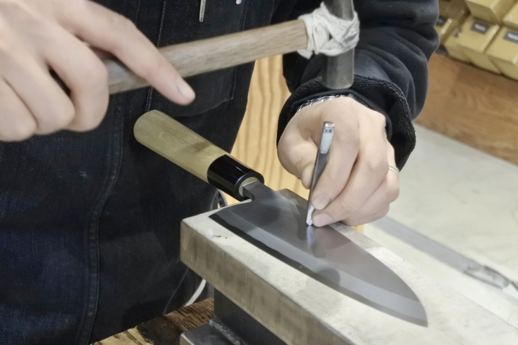 Many customers, especially foreigners, request that their names be engraved on the knives.