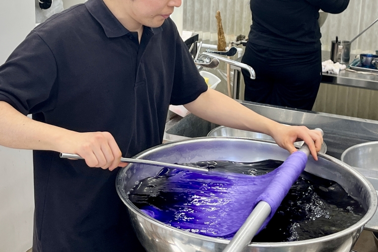 Our own dyeing facility pursues the ideal color. Craftsmen hand-dye the threads from white, precisely creating the desired shades.