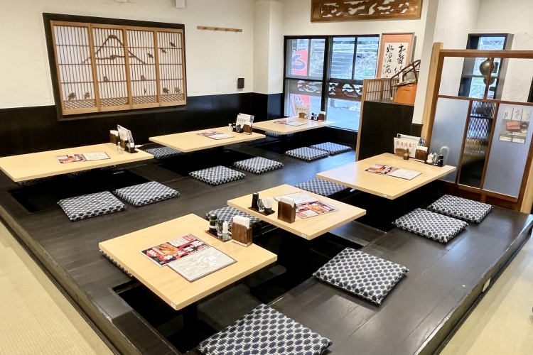 A calm interior incorporating Japanese aesthetics. A place where people of all generations can spend their time as they please.