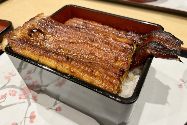 The most popular item is the "Special Eel Rice Bowl," boasting an overwhelming volume that spills out of the bowl.