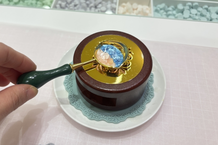 You can enjoy the crafting experience at your own pace while holding a drink.